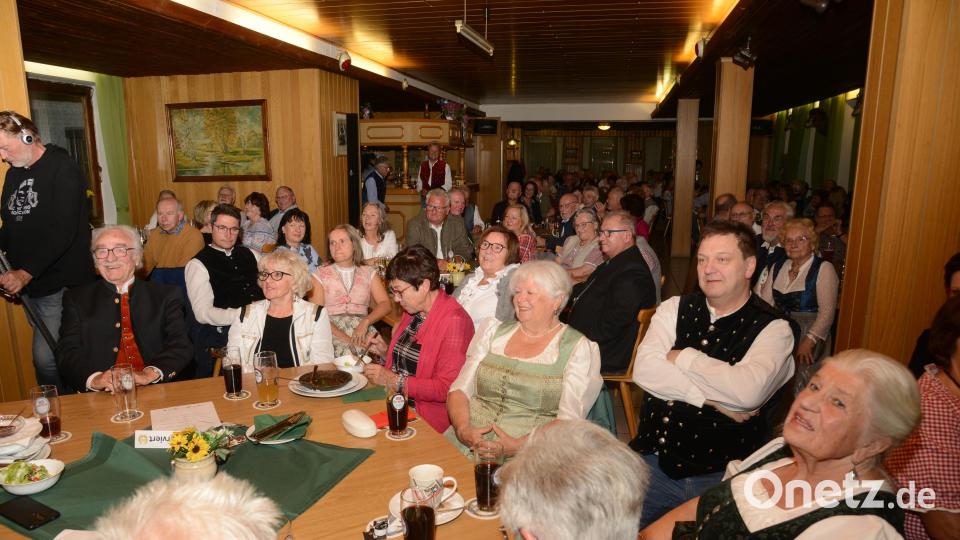 Erika Eichenseer (rechts) und Fensterbachs Bürgermeister Christian Ziegler gehören zu den Ehrengästen. Bild: bey