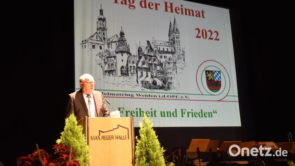 Schirmherr Lothar Höher plädiert in seiner Ansprache zum &quot;Tag der Heimat&quot; für &quot;Freiheit und Frieden&quot;. Bild: hcz