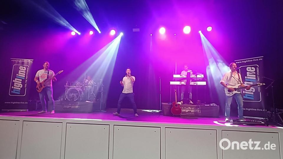 Auch am Kirwasonntag war Einiges neu: Die Afterzugparty fand in der Stadthalle statt und &quot;Highline&quot;-Sänger Andreas Schinner (Mitte) hat selten bereits nachmittags Auftritte gehabt. Bild: fks