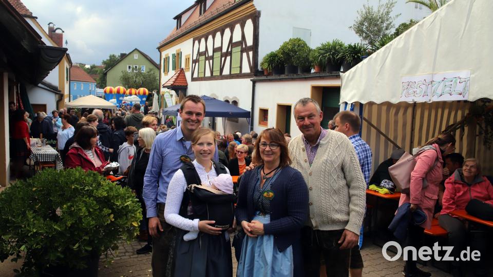 Zwei Generationen organisierten das Hoffest 2022 auf Gelände um den markanten Fachwerkbau in Etzenricht. Thomas und Catrin, zusammen mit Baby Charlotte, übernehmen aktuell auch die Hauptverantwortung für die Geschäftsfelder beim Gemüsebauern in der Landwirtschaft einschließlich Wochen- und Bauernmarkt Bild: war