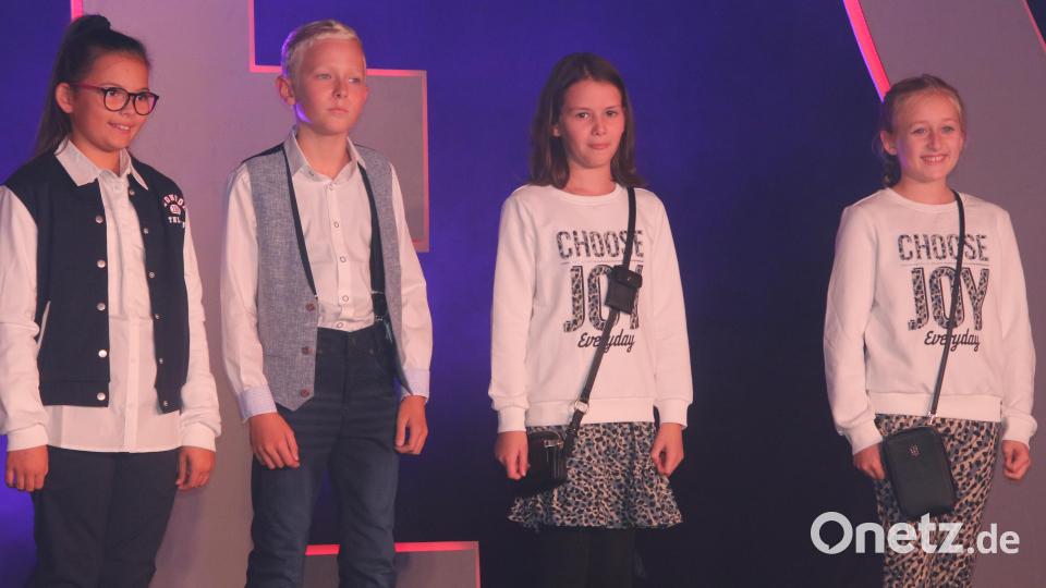 Mädchen und Jungen der Faschingsgilde Marktredwitz-Dörflas waren ebenfalls als Models engagiert. Bild: kro