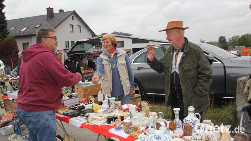 Ein wenig fachsimpeln und Handeln gehört beim Flohmarkt dazu. Bild: frd
