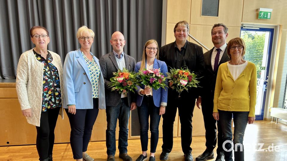 Blumen für die Kandidaten: Nicole Bäumler (Mitte), Florian Graf (Dritter von rechts) und Christopher Birner (Dritter von links), Sebastian Dippold war urlaubsbedingt entschuldigt. Mit im Bild die stellvertretende Kreisvorsitzende Maria Sauer, die Weidener Stadtverbandsvorsitzende Sabine Zeidler, MdB Uli Grötsch und die stellvertretende Landrätin Margit Kirzinger (von links). Bild: Eichl