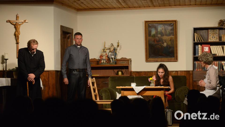 Es sieht im Pfarrhaus nach Krisensitzung aus. Pfarrer Bürstel (Richard Beer), Aushilfspfarrer Karl Wolf (Markus Schraml), &quot;ein Mädchen (Ann-Cathrin Meier) und Haushalterin Mechtild (Claudia Pausch, von links) scheinen ein Problem lösen zu müssen. Bild: bey