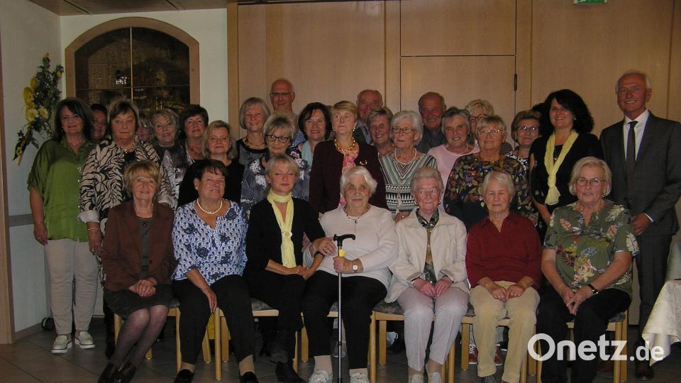 Für ihre Treue zum TuS Neusorg zeichnete der Verein die Gründungsmitglieder und die im Gründungsjahr vor 40 Jahren dazu gewonnenen Sportlerinnen und Sportler aus. Mit im Bild Bürgermeister Peter König (rechts), der die Ehrungen mit vornahm. Bild: öt