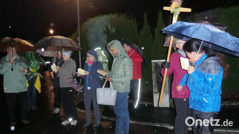 Trübe Aussichten beim Aufbruch am Morgen ließen keine Vorfreude aufkommen. Pater Joy (Mitte) erteilte in Oberölbühl den Wallfahrersegen. Bild: ld