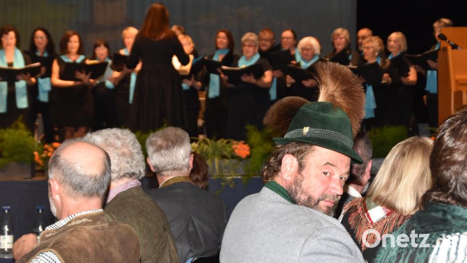 Gamsbart und Gesang: ein Trachtler des Gebirgstrachenvereins &quot;Almrausch&quot;. Dahinter die Gruppe &quot;Chorisma&quot;. Bild: hcz