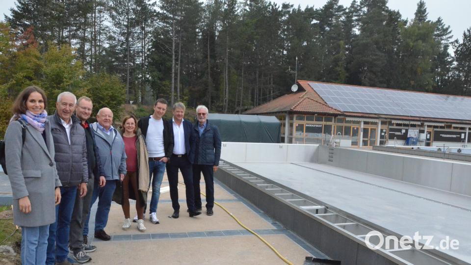 Die Bürgerliste besichtigt das Schätzlerbad. Bild: Kunz