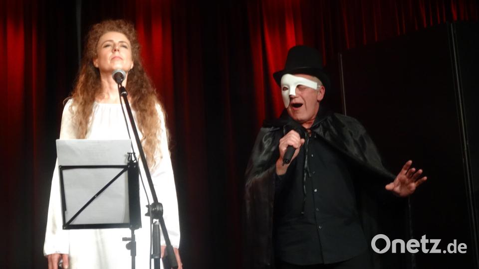 Im Duett singen Jana als Christine und Roman als das Phantom der Pariser Oper. Bild: hka