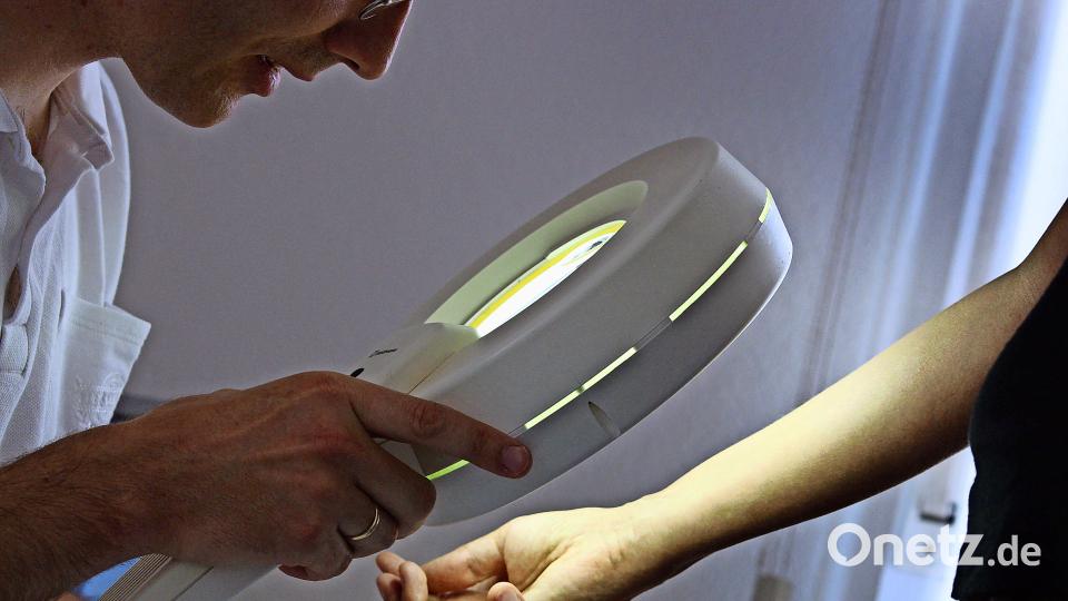 Viele Patienten sind in den vergangenen Jahren notgedrungen zu Hautärzten bis nach Hof gefahren. Symbolbild: Karl-Josef Hildenbrand/dpa