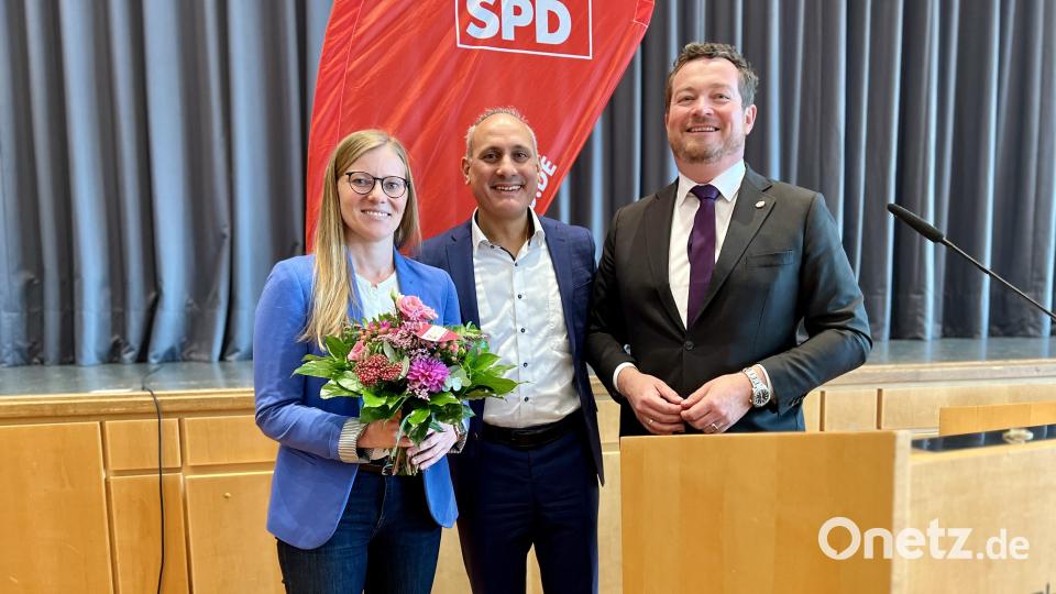 Nicole Bäumler will Annette Karl beerben: Vorschusslorbeeren gibt es von MdB Uli Grötsch (rechts) und dem SPD-Bezirksvorsitzenden MdEP Ismail Ertug. Bild: Eichl