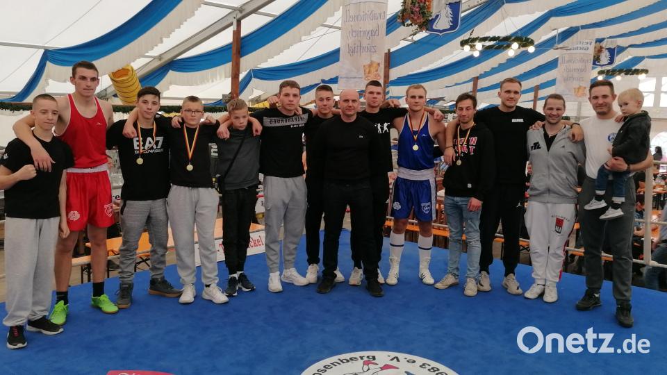 Das erfolgreiche Team des Boxclubs Amberg: (von links) Vlnr
Dima Urianovsky, Simon Khotenok, Daniel Funk, Valentin Wasiljew, Xaver Herrmann, Daniel Belz, Michael Metzler, Trainer Ruslan Schönfeld, Kirill Burbach, Artur Schönfeld, Manuel Retzer sowie die Betreuer Manuel Propp , Rainer Haider und Andrej Merzliakov. Bild: mzi