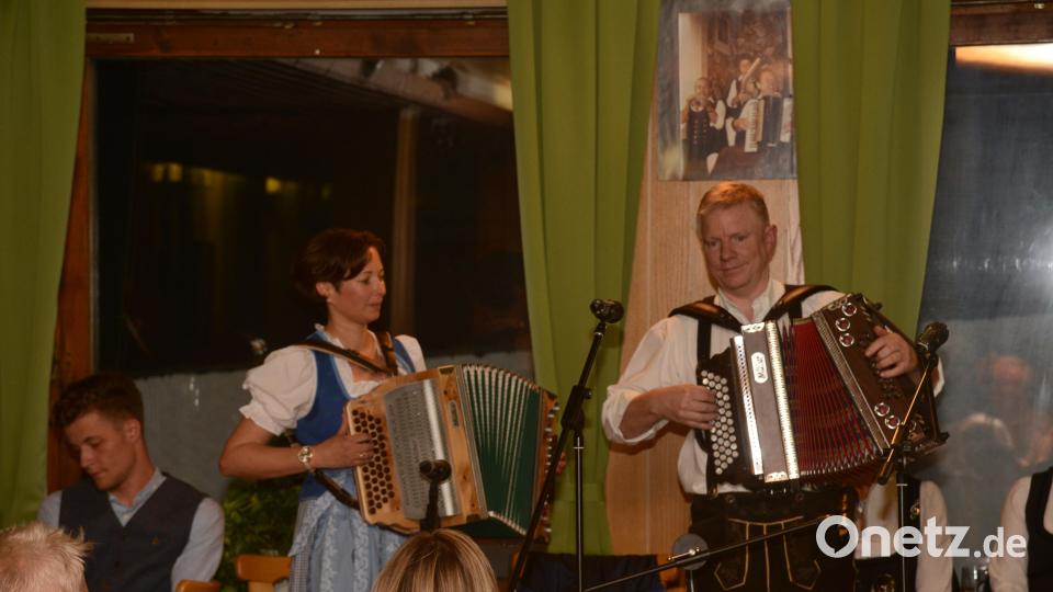 Aus München kommt das Harmonika-Duo Silvia und Michael Kumeth. Bild: bey
