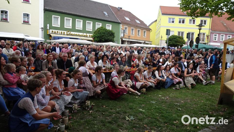 Mit ihren Tanzeinlagen begeisterten die Kirwapaare die unzähligen Zuschauer. Bild: hm