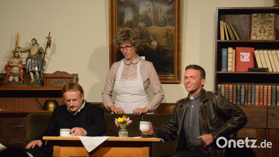 Pfarrer Bürstel (Richard Beer) und Aushilfspfarrer Karl Wolf (Markus Schraml), und im sprichwörtlichen Mittelpunkt steht Haushälterin Mechtild (Claudia Pausch). Bild: bey