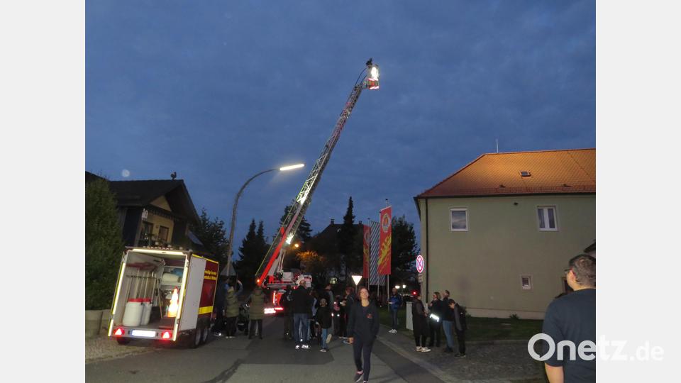 Mit der Drehleiter der Altenstädter Feuerwehr geht es für die Besucher ganz nach oben. Bild: adj