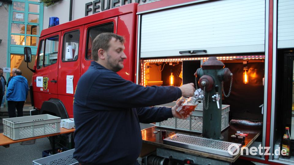 Ein altes Löschfahrzeug wurde von den &quot;LF8 Freunden Oberköblitz&quot; zu einem Ausschank umgebaut. Feuerwehrmann Stefan Lang zapfte direkt aus dem Hydranten frisches Zoigl. Bild: fks