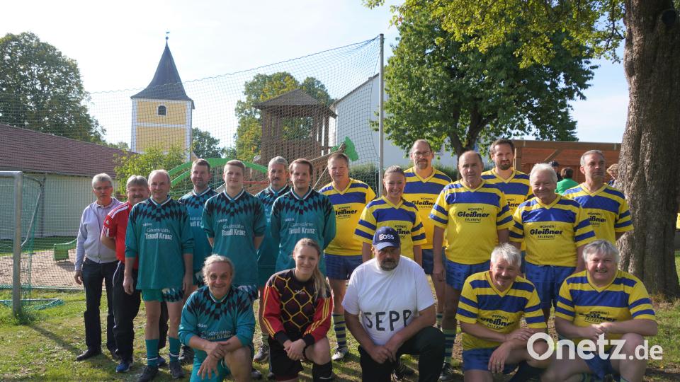Die beiden Mannschaft beim Gruppenbild vor dem Spiel Bild: fvo
