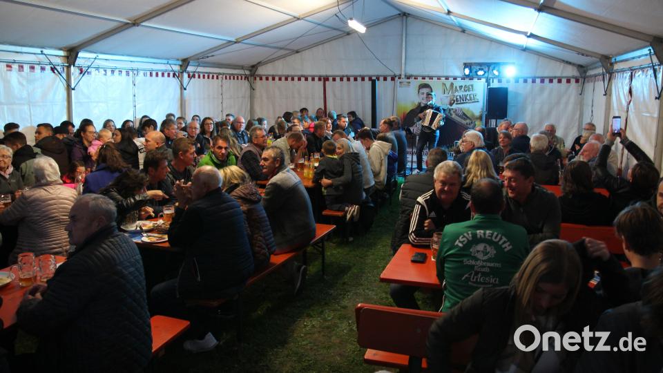Das Festzelt des TSV Erbendorf war am Kirwafreitag von Beginn an voll. Bis spät in den Abend wurde hier der Kirwaauftakt gefeiert. Bild: fks