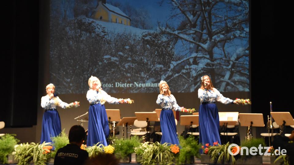Die Gruppe „Kalinka“ des Vereins „Neue Zeiten&quot; bei ihrem Auftritt. Bild: hcz