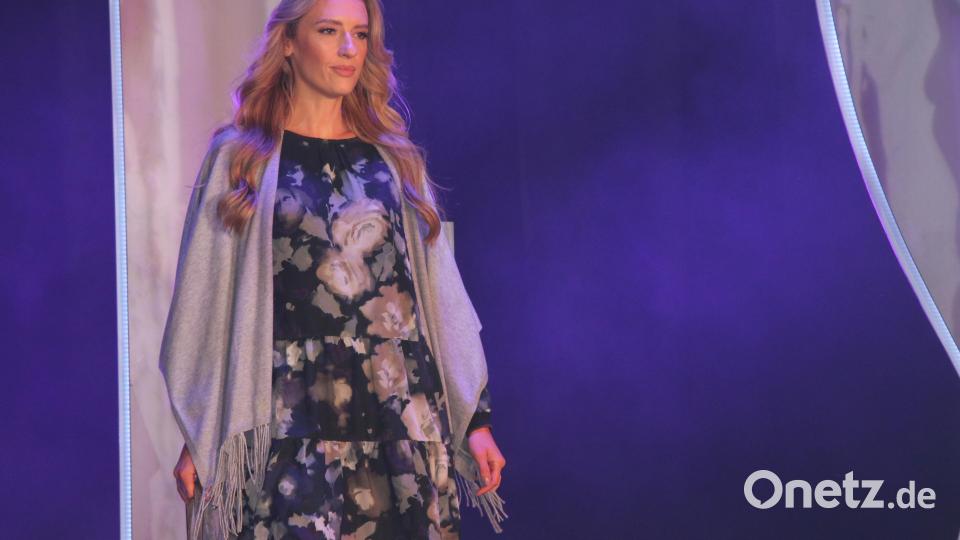 Kleidung mit großen floralen Printmotiven wurde ebenfalls auf der Fashion-Show in Marktredwitz vorgestellt. Bild: kro
