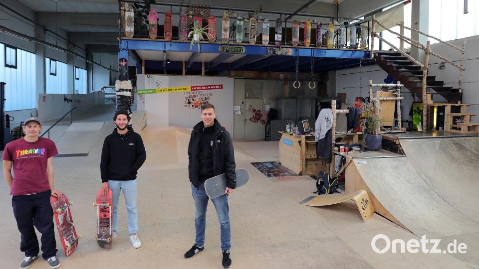 Josh Eichermüller, Max Hohlheimer und Benjamin Neubauer stehen in der Halle, die Christoph Schubert zusammen mit dem Verein Kulturfabrik Amberg gebaut hat. Bild: Wolfgang Steinbacher