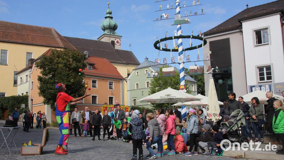 Die Kinder forderten „noch mehr Bälle jonglieren“ vom Clown am Michaelimarkt in Oberviechtach. Bild: frd