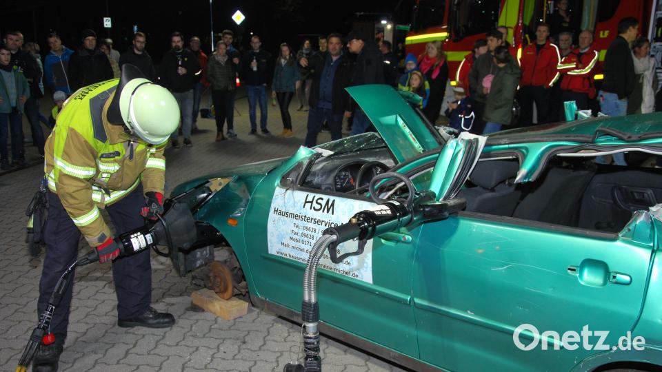 Mit schwerem Gerät wird das verunglückte Fahrzeug aufgeschnitten, um Insassen zu befreien. Bild: gsp