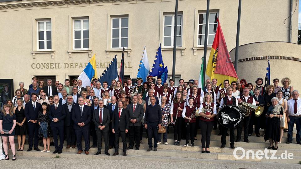 Eine 70-köpfige Delegation aus dem Landkreis Amberg-Sulzbach, darunter Kreisräte, die Blasmusik Gebenbach und die Fahnenschwinger aus Gebenbach, feierte in Frankreich das Jubiläum der Partnerschaft. Bild: Christine Hollederer/exb