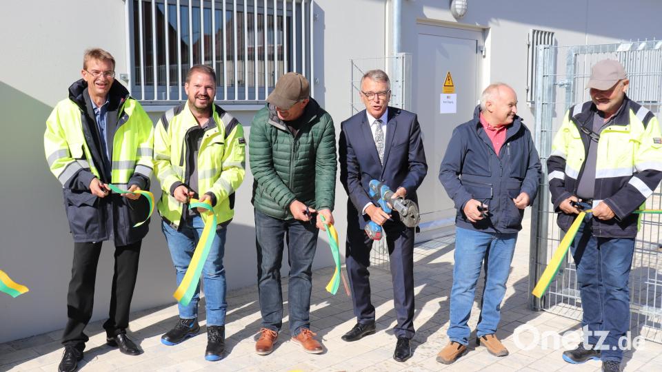 Der offizielle Banddurchschnitt, für den Bürgermeister Franz Stahl (Dritter von rechts) mit einem Akkuschneider ausgerüstet wurde. Denn zusätzlich zum Band musste auch standesgemäß ein dickes Stromkabel durchtrennt werden. Weiter im Bild: Stadtwerkeleiter Thomas Kraus, Leiter Stromversorgung Tobias Schwägerl, Ferdinand Lehner vom Planungsbüro Lehner + Baumgärtner, Jakob Lechermeier vom Ingenieurbüro Lechermeier sowie Bauleiter Karl Schwägerl (von links). Bild: Stadt Tirschenreuth/exb