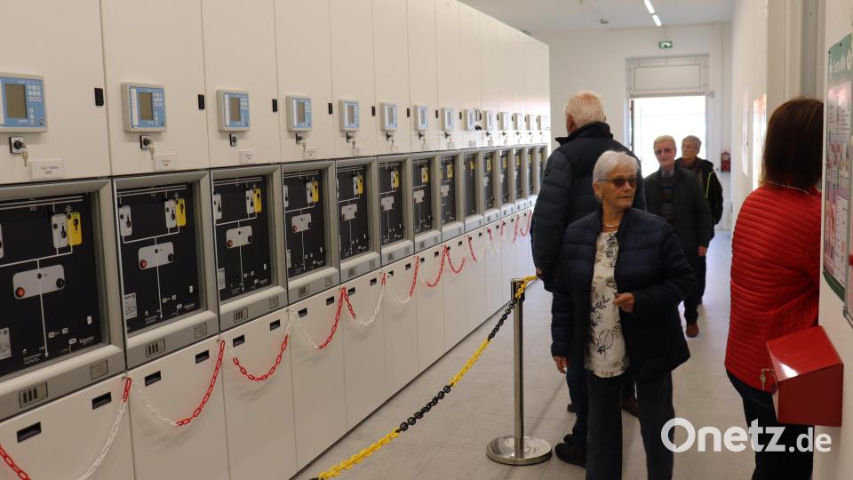 Besucher im Schaltraum des neuen Gebäudes. Bild: Stadt Tirschenreuth/exb