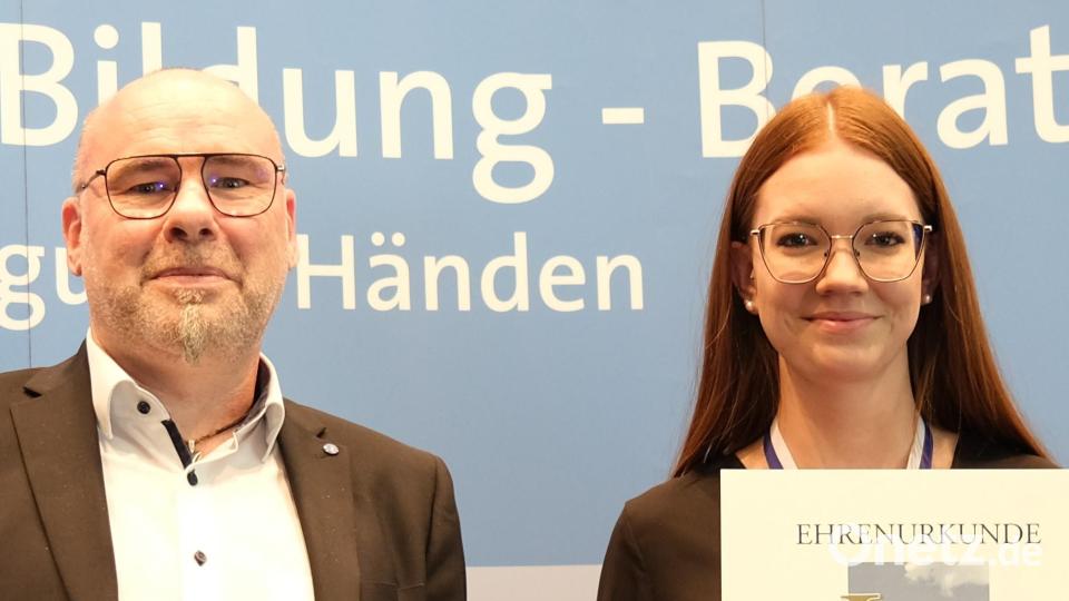 Lisa-Marie Bachmann (rechts) ist die beste Nachwuchsoptikerin Ostbayerns. Ihr Chef Andreas Doerfler (links) ist stolz auf den Vorzeigelehrling. Bild: Hirsch