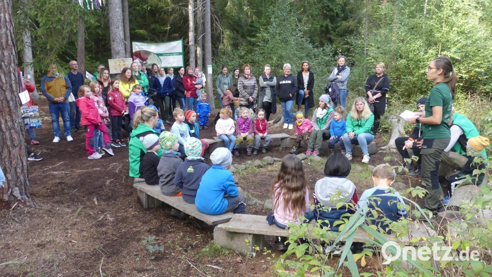 Antonia Schindler hält bei der Feier zum fünfjährigen Geburtstag des Waldkindergartens im Vierstädtedreieck Rückschau. Bild: rn