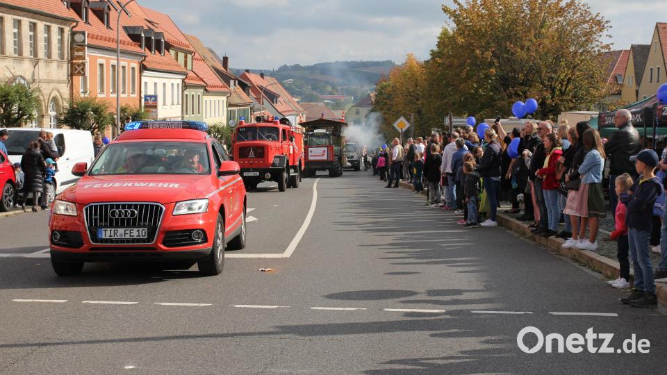 Angeführt von der Feuerwehr zog sich der Kirwazug durch Erbendorf. Am Straßenrand standen dicht gedrängt viele Hundert Zuschauer. Bild: fks