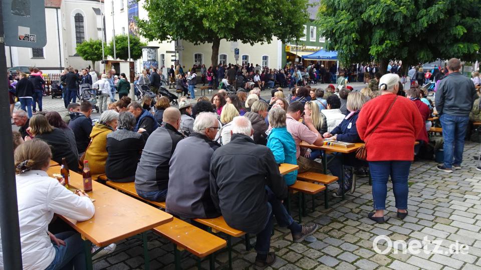 Bei musikalischer Unterhaltung mit den „Allerscheynstn“ feierten die Pfreimder mit zahlreichen Gästen den dritten Kirwatag. Bild: hm