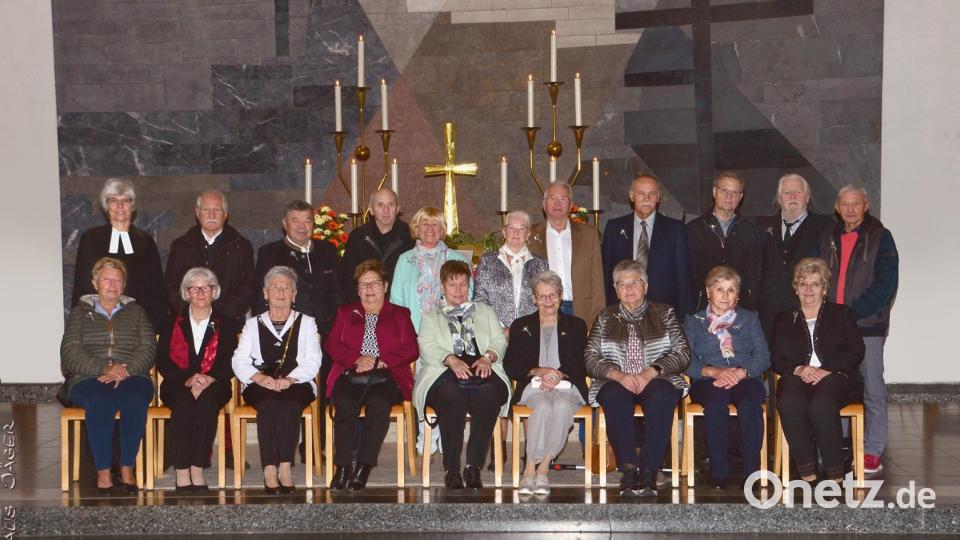 Diamantene Konfirmation feierten diese Jubilarinnen und Jubilare, die 1962 einer der ersten Konfirmationsjahrgänge in der 1958 eingeweihten Christuskirche waren. Bild: Fotohaus Jäger
