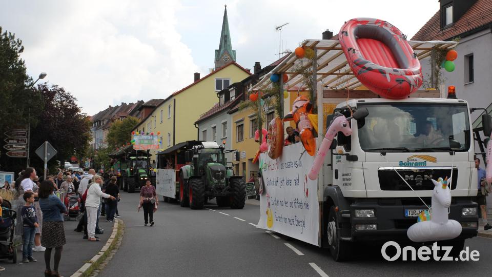Der Kirwazug zog am Stadtpark vorbei auf den Festplatz an der Stadthalle. Bild: fks