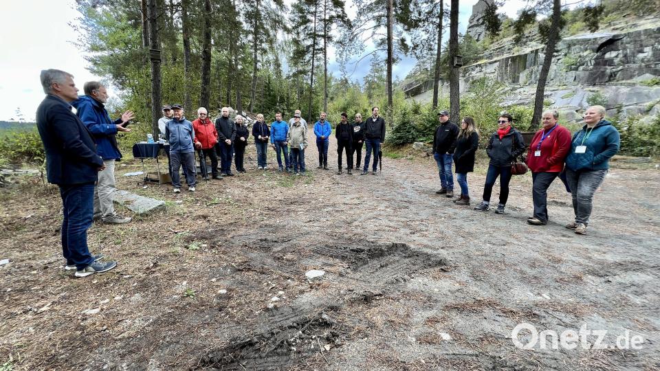 „Tag des Geotops“ am Schlossberg: Viele nutzen die Gelegenheit zu einer Besichtigung des Granitdoms und der Baustelle Steinhauerhaus. Bild: Eichl