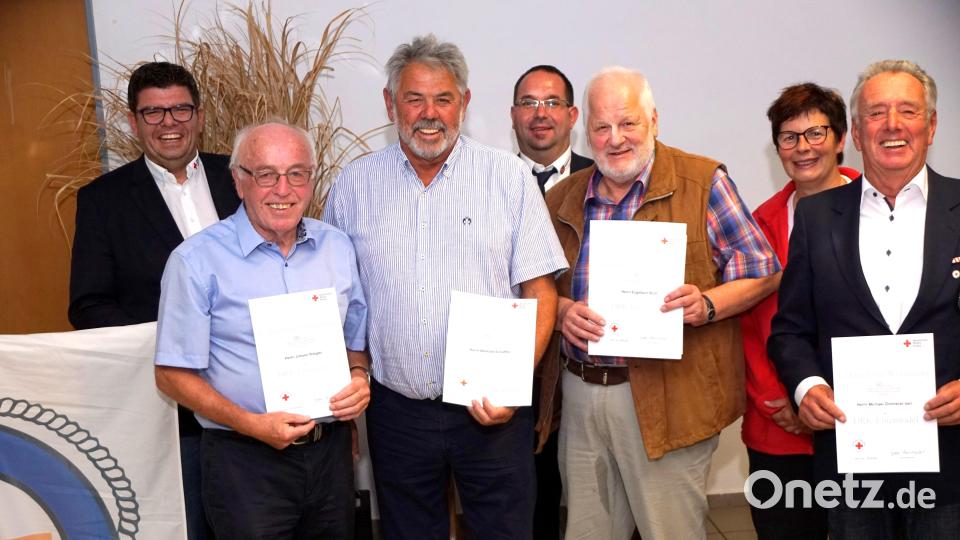 BRK-Kreisgeschäftsführer Holger Schedl, Zweiter Vorsitzender der Kreiswasserwacht, Bernd Hör, und Ortsvorsitzende Michaela Wirner (hinten von links) ehrten mit Johann Stiegler, Willibald Schäffler, Engelbert Stich und Michael Zimmerer sen. (vorne von links) vier Gründungsmitglieder. Bild: bkr