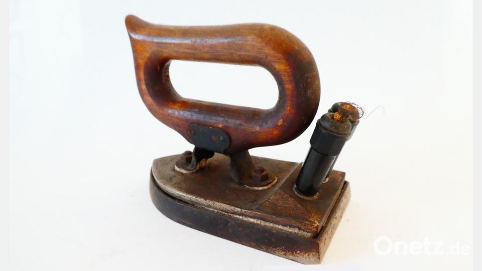 Eines der ersten elektrischen Bügeleisen mit zwei Anschlüssen. Das erste Paten für ein elektrisches Bügeleisen wurde 1894 eingetragen. Bild: adj