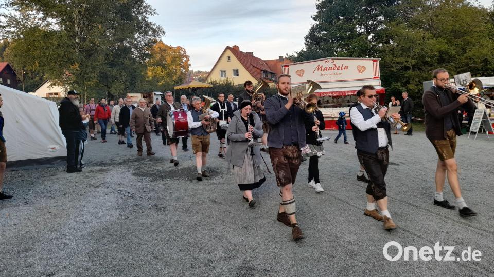 Oktoberfest Fichtelberg: Der Festzug mit Ehrengästen, Festwirten und Vereinen. Bild: gis
