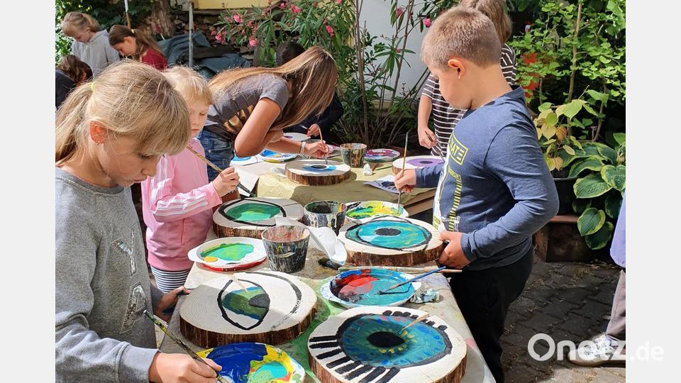 Viel Spaß hatten die Kinder beim Bemalen von Baumscheiben Bild: jzk