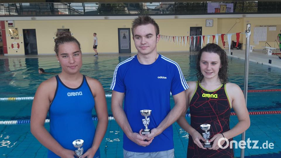 Hanna Hirsche (Platz 3, links), Fynn Legat (Platz 2) und Anna Schwöd (Platz 3, rechts) bewiesen beim Plauener Herbstmehrkampf ihre Vielseitigkeit und sicherten sich in ihren Altersklassen Podestplätze. Bild: rbg