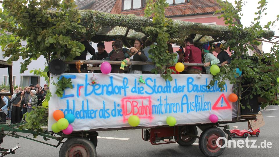 Baustellen und Umleitungen prägen derzeit die Region, die Kirwawagen sparten nicht an Kritik. Bild: fks