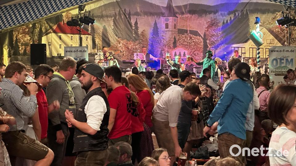 Oktoberfest Fichtelberg: Non-stop-Stimmung im Festzelt. Bild: gis