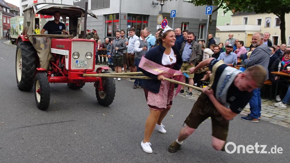 Kräftig anpacken heißt es beim Traktorziehen. Im Bild das Oberkirwapaar Elena Hechtl und Hannes Meißner. Bild: hm