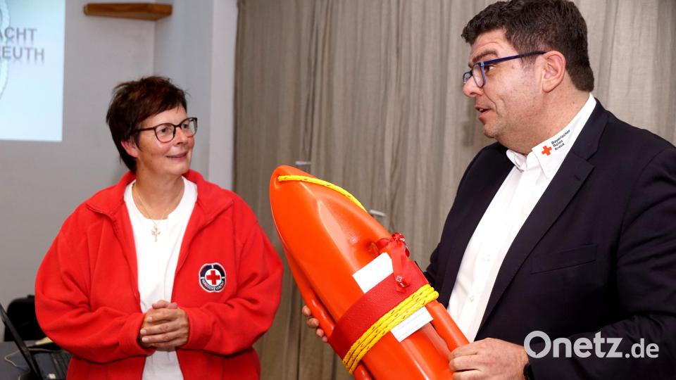 Als Geschenk vom BRK-Kreisverband brachte Geschäftsführer Holger Schedl eine Rettungsboje für Notfälle mit. Bild: bkr