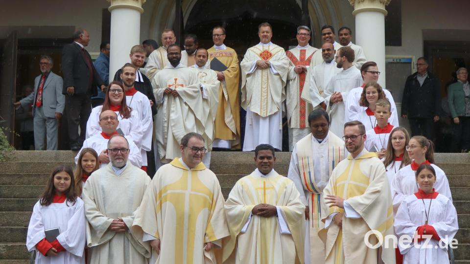 17 Geistliche begleiteten Pfarrer Arul (Mitte, mit gefalteten Händen) bei seiner Amtseinführung in der Pfarrei Herz Jesu in Rosenberg. Bild: mfh