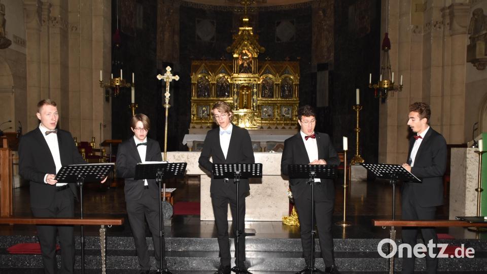 Tenor Peter Ermer (links) beginnt in Kürze sein drittes Studiensemester an der Musikhochschule in Stuttgart. Der Weidener (21) war bis zum Abitur Mitglied der Regensburger Domspatzen und hält mit seinen Kommilitonen die Tradition der A-appella- Musik hoch. Bild: hcz