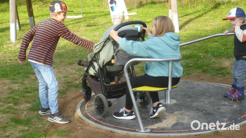 Die Kinder probierten das neue Kinderwagen geeignete Karussell gleich aus. Bild: mad